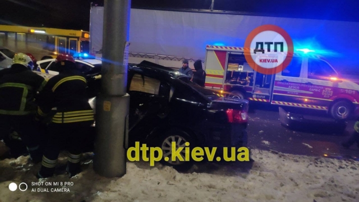 В Киеве авто на скорости вылетело с дороги и протаранило столб: жуткие детали и фото с места