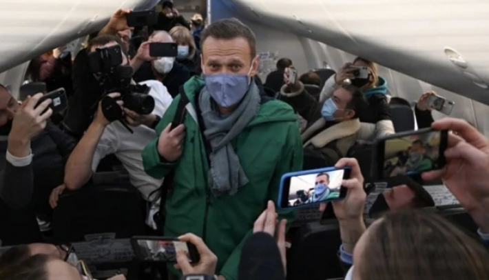 Вешаться и вскрывать вены не планирую, по лестнице хожу аккуратно, - Навальный