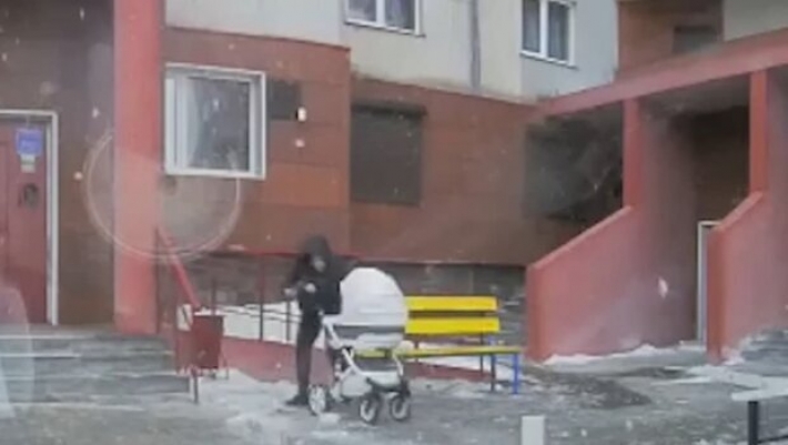 На мамочку с коляской свалилась глыба льда с крыши многоэтажки (Видео)