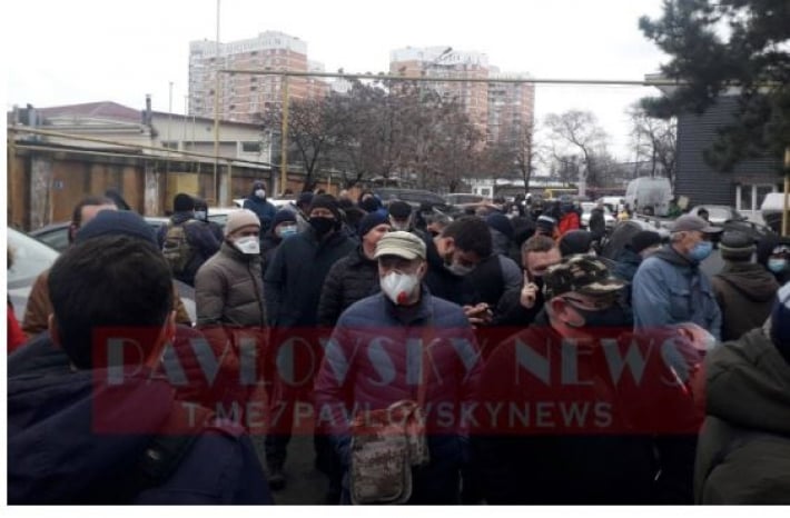 В Одессе моряки устроили акцию протеста и перекрывают трассу на Киев: фото и видео