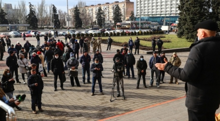 В Запорожье на площади перед ОГА люди протестуют против повышения тарифов (фото)