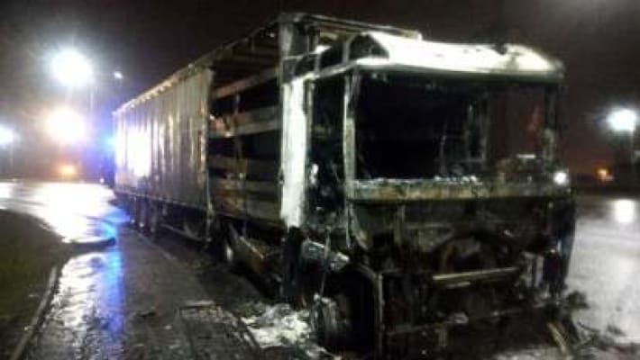 В Днепре на съезде с Кайдакского моста горела фура: видео момента возгорания