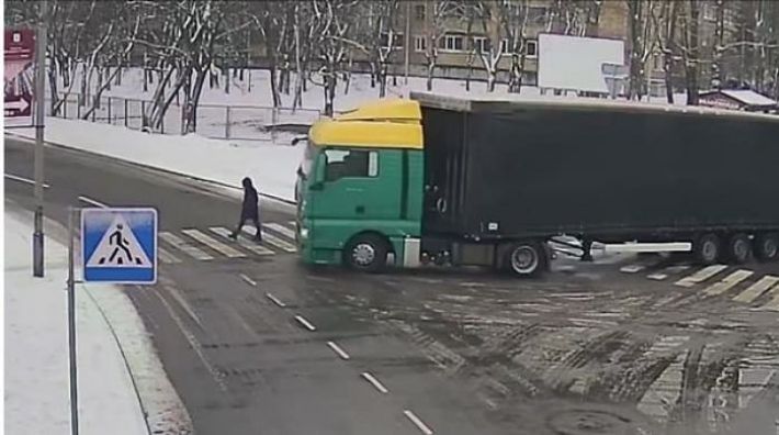 В Киеве грузовик на переходе сбил женщину (видео 18+)