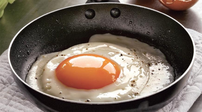 Мужчина 7 дней ел только яйца и показал, как изменилось его тело. Фото