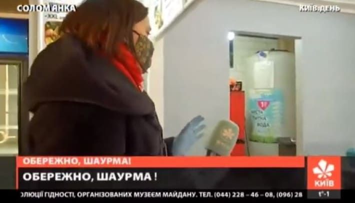 В Киеве продавец шаурмы набросился на журналистку и покусал оператора: видео