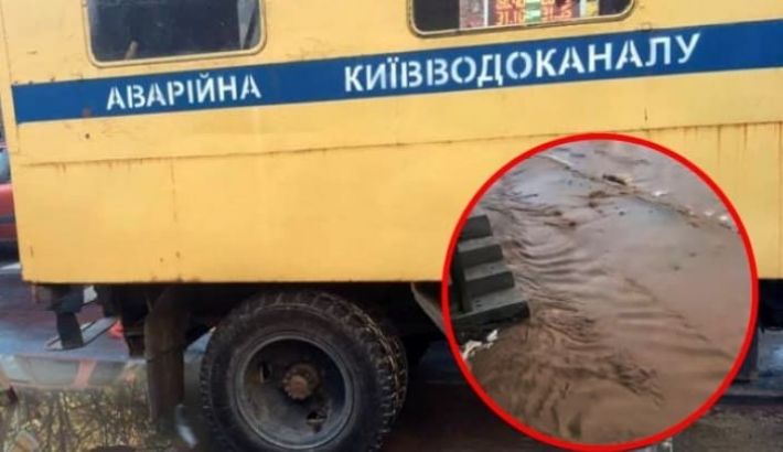 В Киеве улица превратилась в реку невообразимого цвета: как какао в школьной столовой