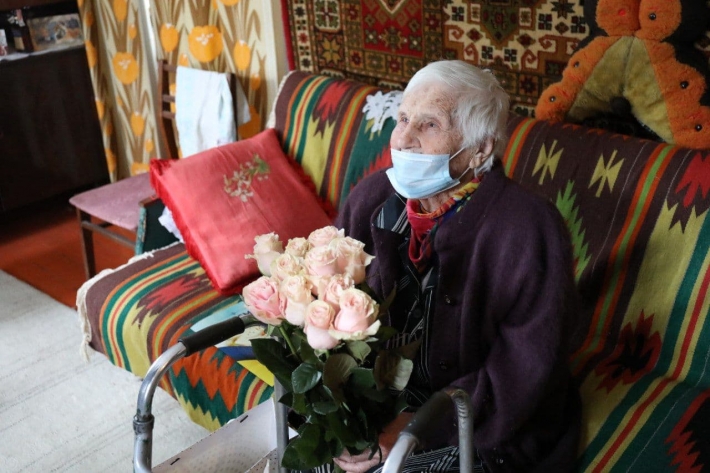 Посадила на поезд и отправила к чужим людям - 100-летняя жительница Мелитополя рассказала, как мать ее от голода спасла (фото)