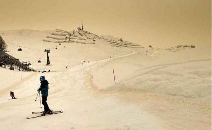 Больше чем фото: ветер из Сахары окрасил лыжные курорты Швейцарии в желтый