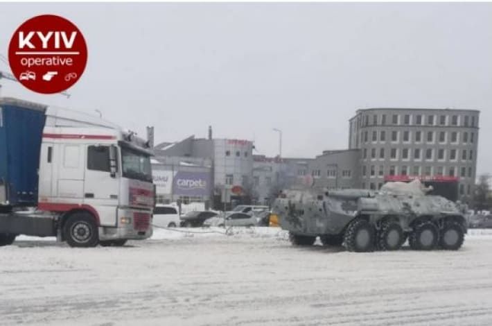 В Киеве фуры спасают из снежного плена с помощью БТРов, а медики "скорой" ходят пешком: фото и видео