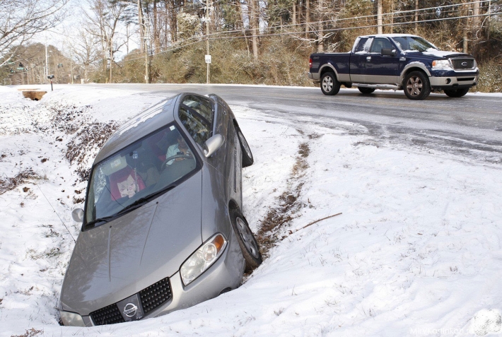 Что должно быть в авто во время снегопада и как уберечься от ДТП: гонщик дал советы водителям
