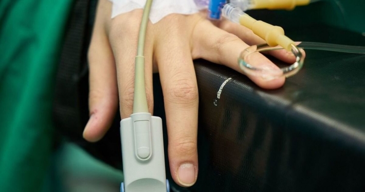Почернели после заражения: больной коронавирусом женщине ампутировали пальцы (Фото)