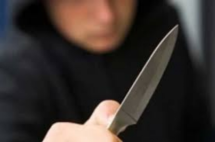 В Запорожье парень, угрожая ножом, хотел ограбить торговый киоск (фото)