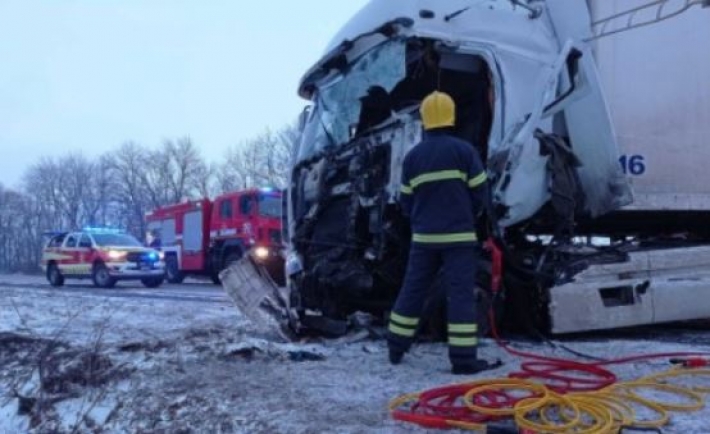 На трассе под Харьковом грузовики попали в страшное смертельное ДТП: фото
