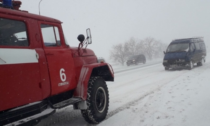 В Запорожской области спасатели достают из кюветов автомобили (фото)