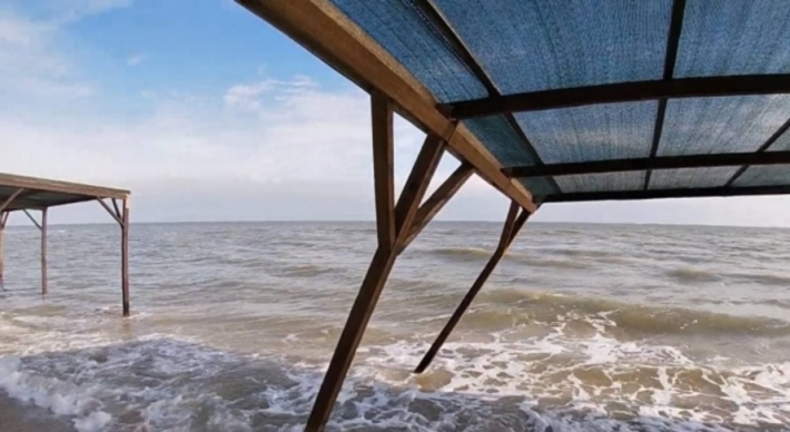 В Кирилловке море украло пляжи и выбрасывает на берег деньги