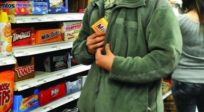 Потянуло на сладкое - житель Мелитополя украл в супермаркете 24 шоколадки и отправился за решетку