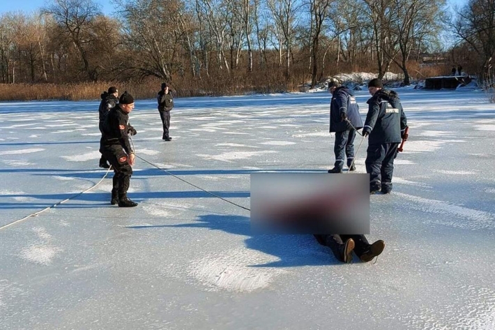 В Днепре утопленник вмерз в лед (фото, 18+)