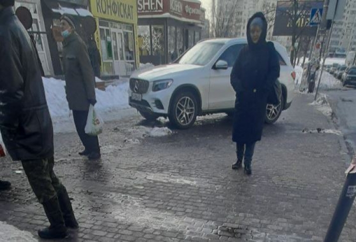 В Киеве девушка отметилась "феерической" парковкой и разозлила пешеходов: фото