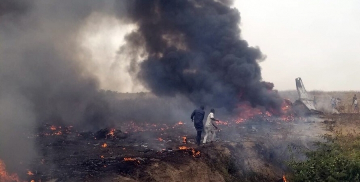 В Нигерии рухнул военный самолет - пилот успел отвести его от жилых кварталов: жуткое видео