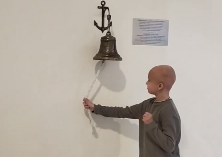 Для мелитопольского мальчика, борющегося с раком, зазвонил долгожданный  "колокол надежды" (видео)