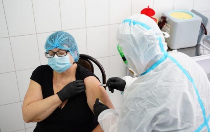 В Киеве начали вакцинировать от COVID-19: кого привили первым