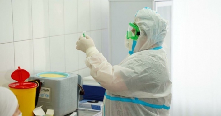 Украинские медики выбрасывают часть вакцин – СМИ