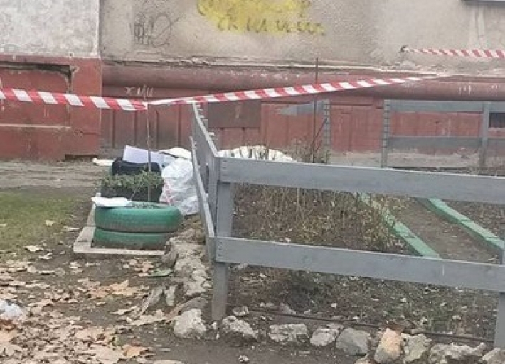 В Запорожье возле многоэтажки обнаружили трупы двух женщин (фото)