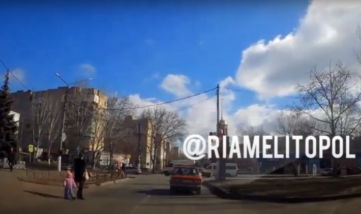 В Мелитополе женщина с маленьким ребенком разгуливала по проезжей части (видео)