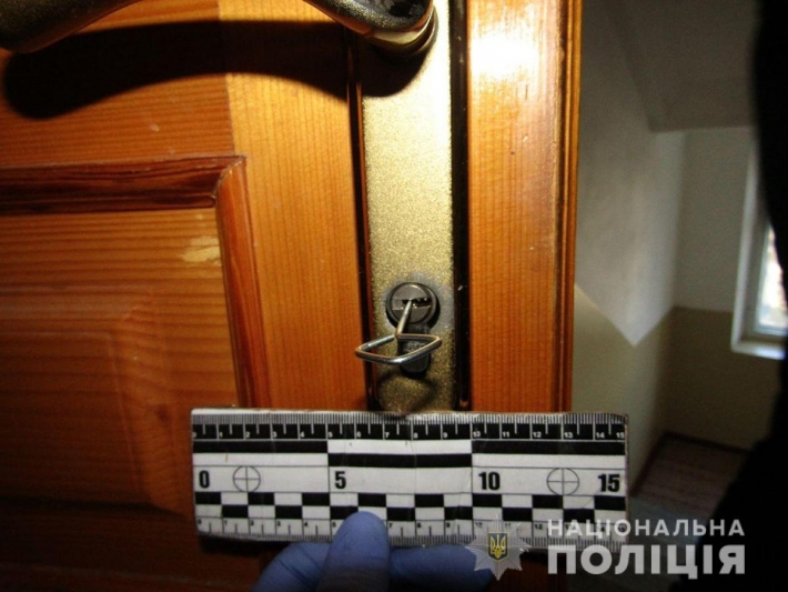 В Запорожской области домушник, скрываясь от полиции, выпрыгнул из окна третьего этажа (фото)