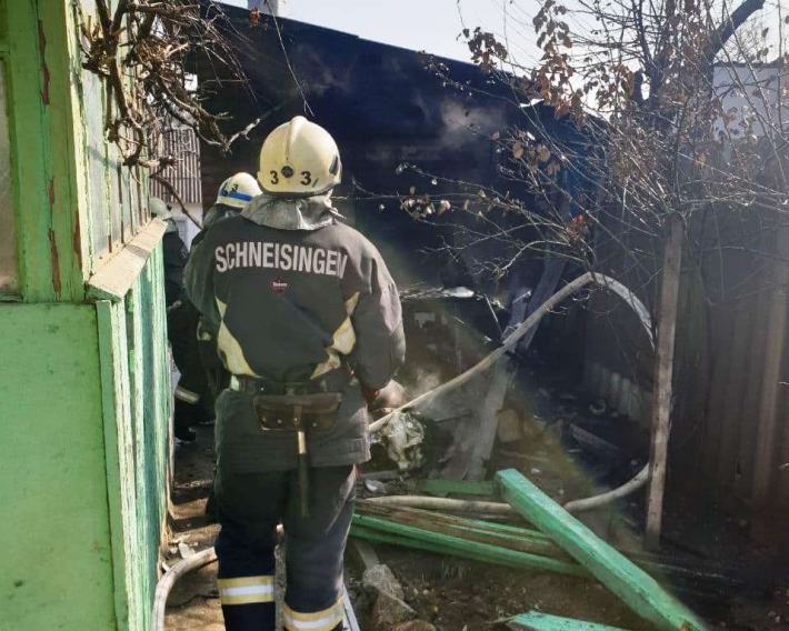В Запорожье 8 спасателей тушили пожар в частном доме (фото)