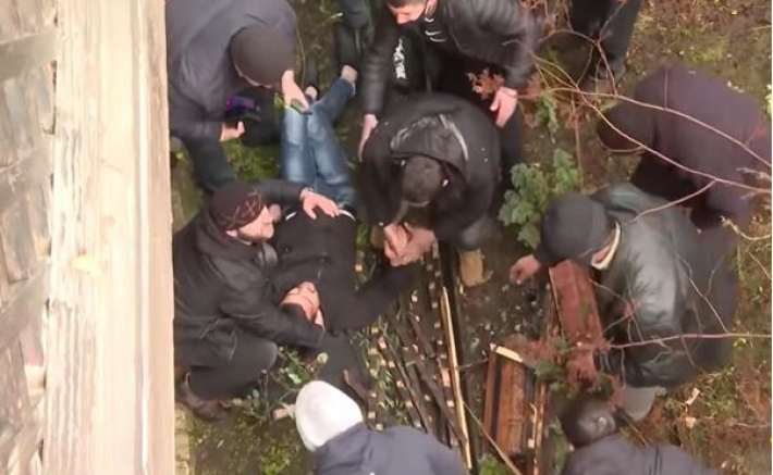 В епархии Грузии люди упали с балкона после драки (видео)