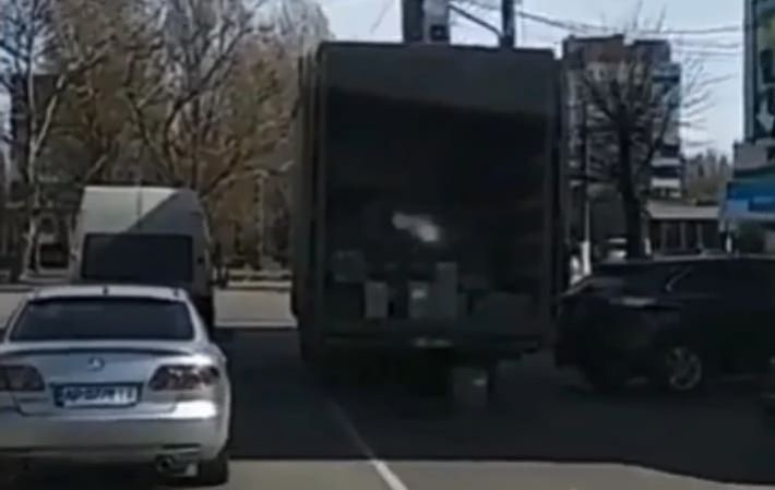 В Мелитополе водитель грузовика устроил разгрузку прямо на перекрестке (видео)