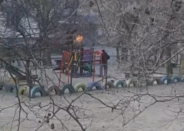 Наркоман искал "закладки" посреди детской площадки в Мелитополе (видео)