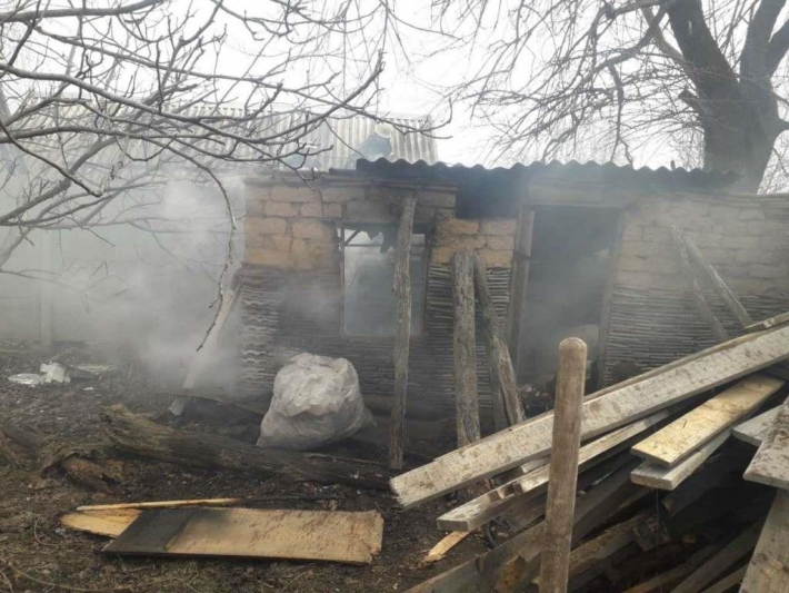 В Мелитополе по неизвестным причинам загорелся заброшенный сарай (фото)