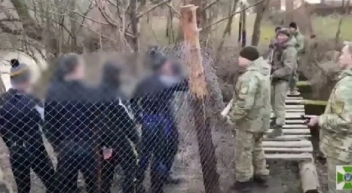 Появилось видео, как пограничники закрыли пойманных у границы с Румынией водолазов в вольере