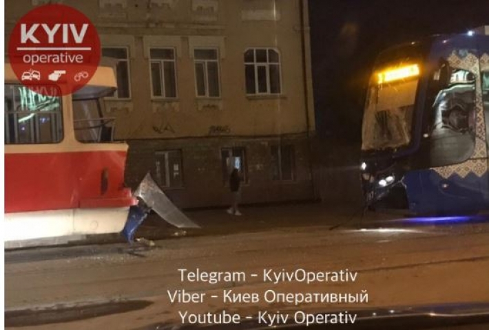 Молодой догнал старого: сети позабавили фото необычного ДТП с трамваями в Киеве