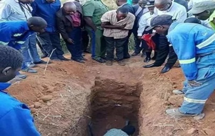 Чуда не случилось: в Замбии знахаря похоронили заживо