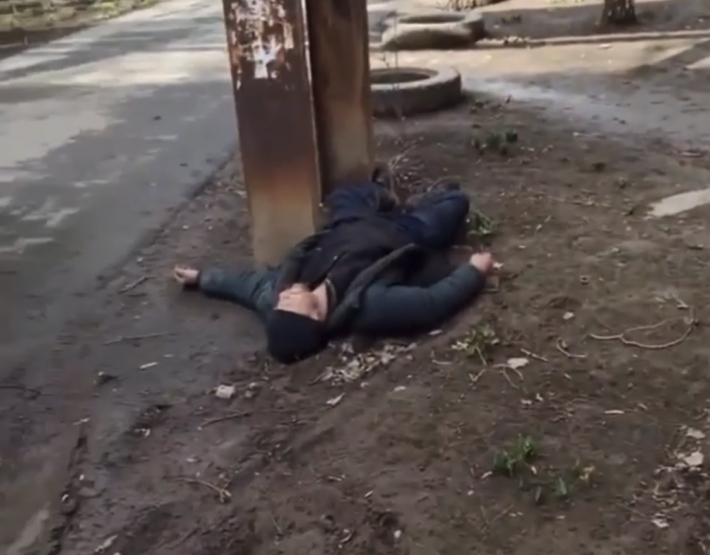 В Мелитополе на земле лежал человек. Вместо помощи - ролик в Инстаграм (видео)