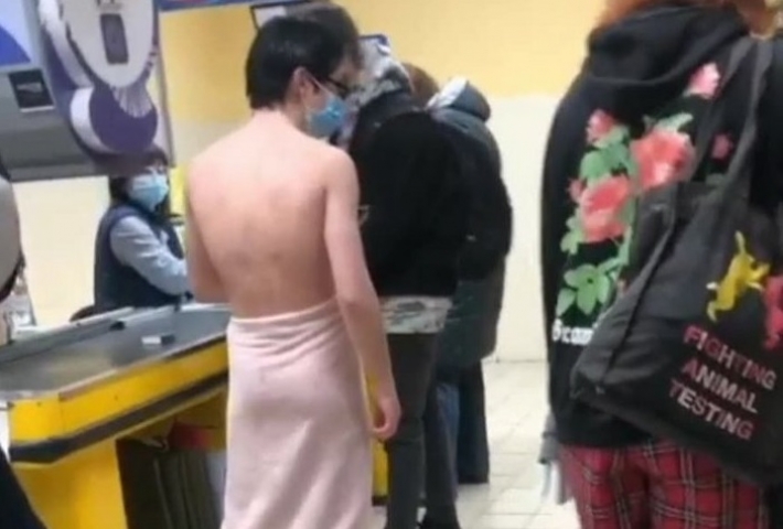Из одежды - полотенце. Покупатель супермаркета в Запорожье озадачил внешним видом (фото, видео)