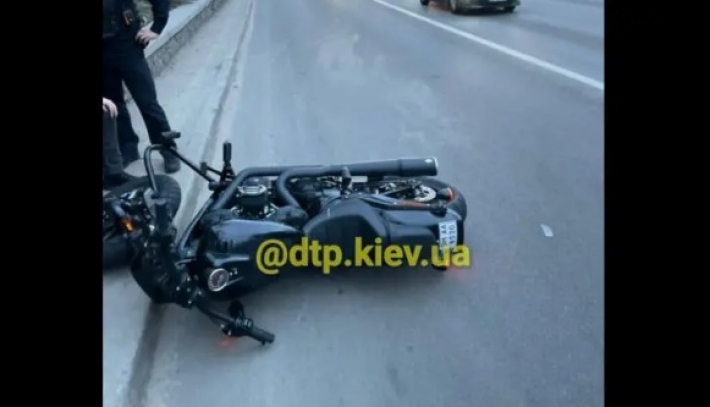 В Киеве патруль полиции во время погони сбил байкера. Фото