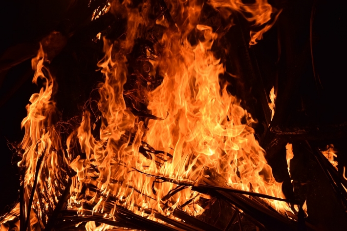 Под Киевом вспыхнул серьезный пожар: огонь охватил два дома, видео