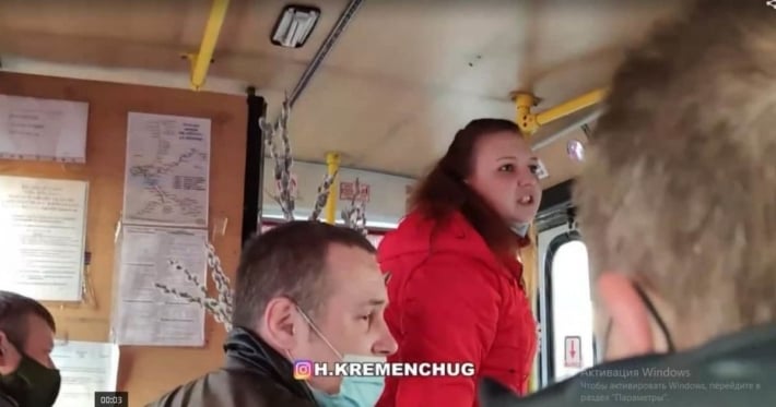 "Натянул маску — боишься сд*хнуть": в Кременчуге женщина набросилась на пенсионера из-за замечания (Видео)