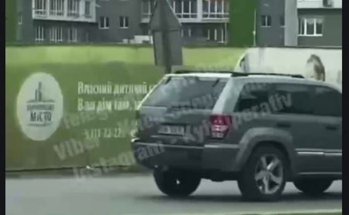 В Киеве неадекватный водитель устроил масштабный погром на парковке и уехал: видео