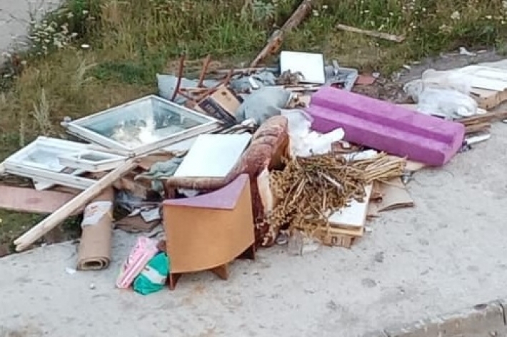 В России жильцы превратили общежитие в свалку - мусор выбрасывают прямо из окон: видео