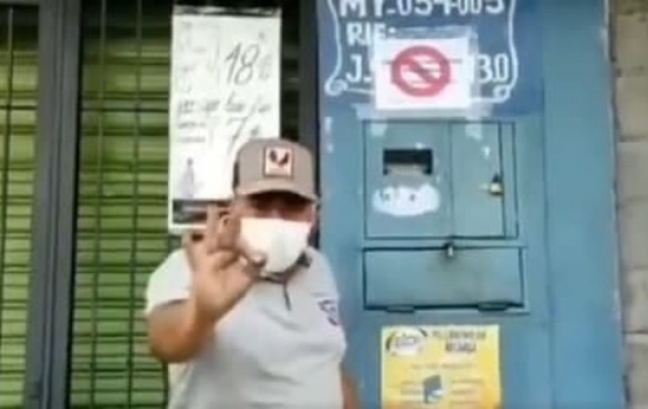 В Венесуэле решили помечать дома COVID-больных (видео)