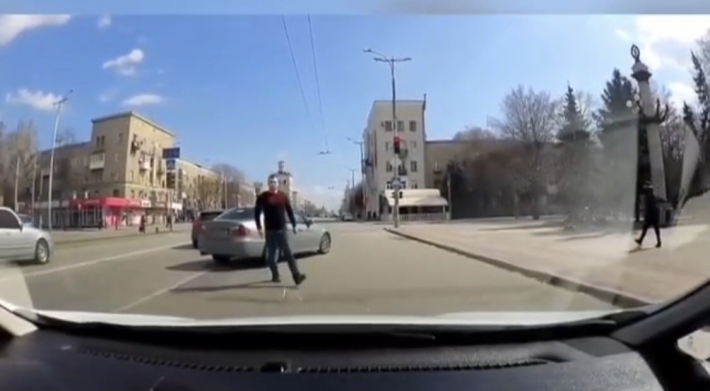 В Запорожье водитель КИА спровоцировал ДТП и сбежал (видео)