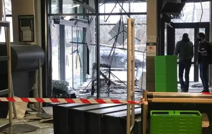 В Киевской области в магазине взорвали банкомат (фото)