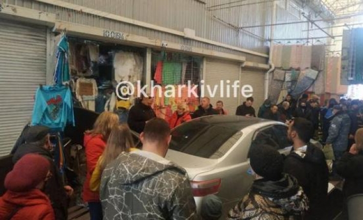 В Харькове водитель въехал в торговые ряды на рынке: фото и видео ДТП