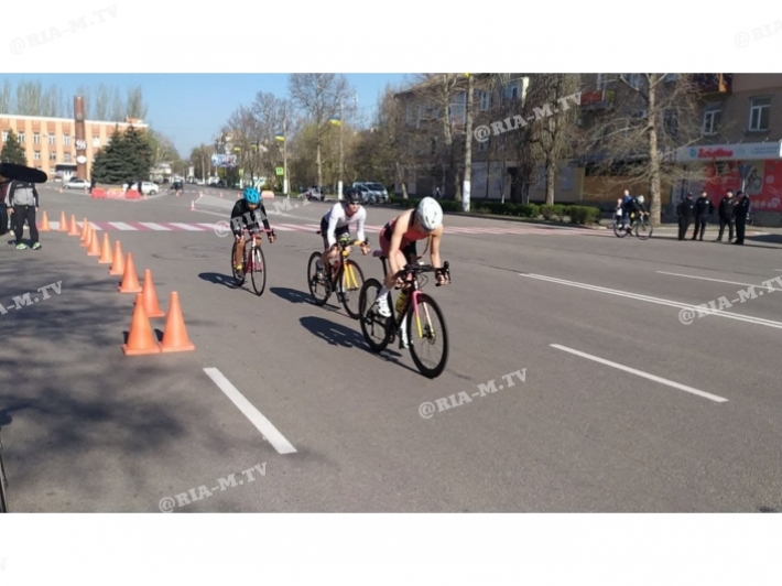 В центре Мелитополя велосипедисты борются за первенство (фото, видео)