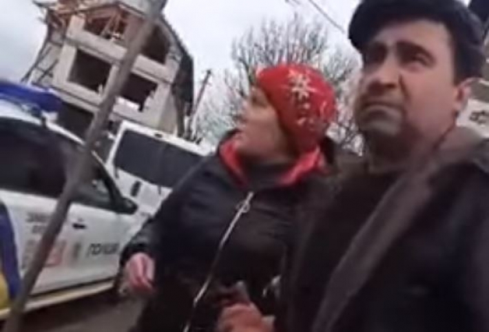 "Пацаны, заберите меня": пьяный мужчина на коленях просился в полицию из-за жены, видео